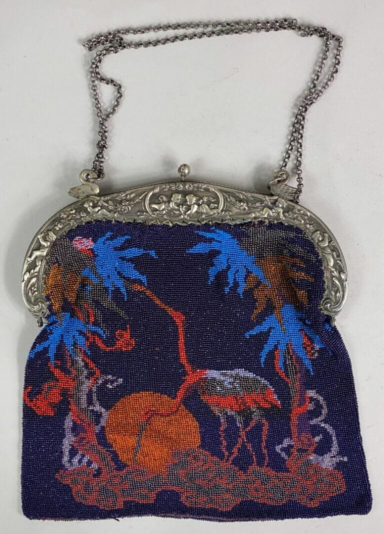 Sac du soir perlé à décor de flamants rose sur fond bleu nuit, monture en métal…