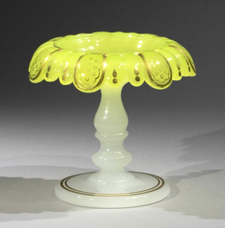 Saint-Louis. Coupe baguier à bord dentelé en opaline jaune moulée ; jambe et pi…