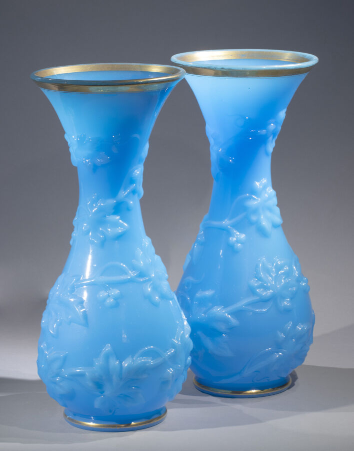 Saint-Louis. Paire de vases balustres en opaline bleue moulée à motif de pampre…