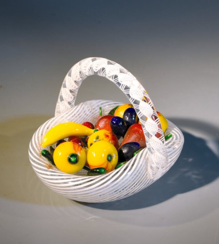 Saint-Louis. Panier de fruits au naturel, signé SL, en cristal filigrané blanc…