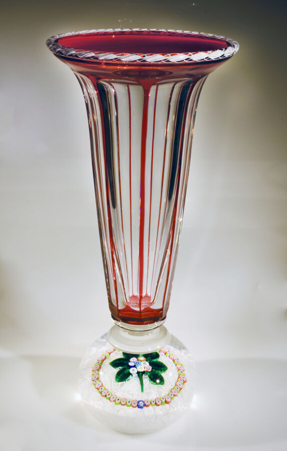 Saint-Louis.Rare vase overlay sur presse-papiers signé SL1992, en cristal doubl…
