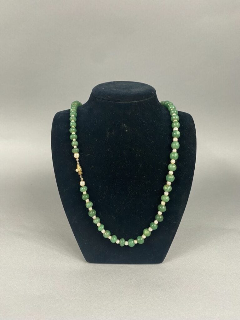 Sautoir orné de boules de quartz aventuriné vert et perles de culture en altern…