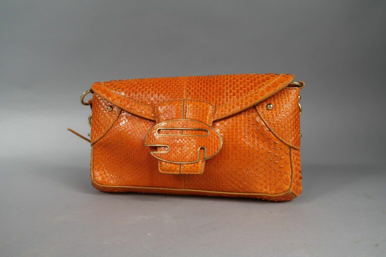 Sergio ROSSI - Petit sac 25 cm en serpent orange, fermeture à rabat par pressio…