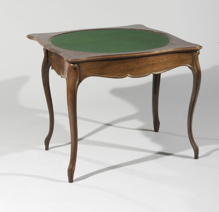 Table à jeux en bois fruitier à plateau pliable reposant sur quatre pieds - 74x…