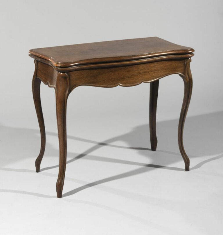 Table à jeux en bois fruitier à plateau pliable reposant sur quatre pieds - 74x…