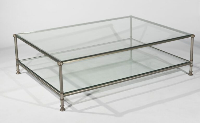 Table basse en acier poli de forme rectangulaire à deux plateaux vitrés. - 40 x…