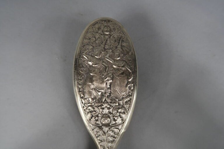 *Thailande, XXe siècle - Partie de nécessaire en argent fourré. Il comprend, da…