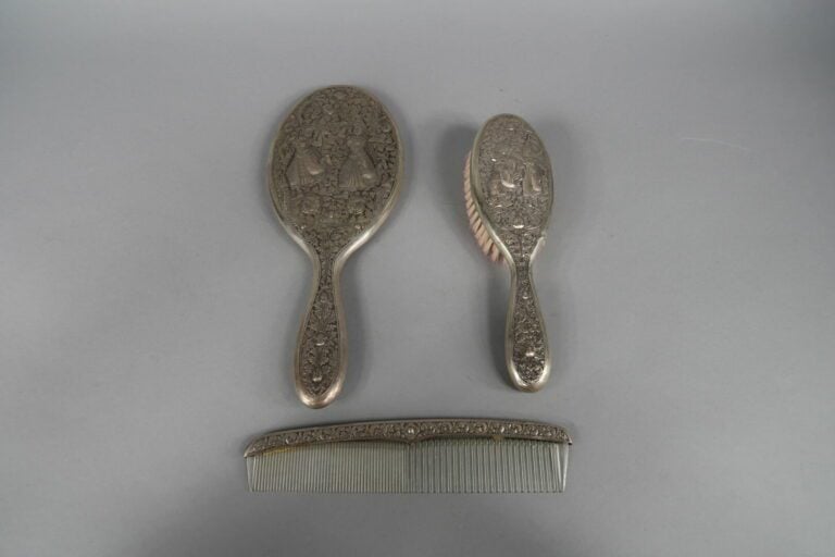 *Thailande, XXe siècle - Partie de nécessaire en argent fourré. Il comprend, da…