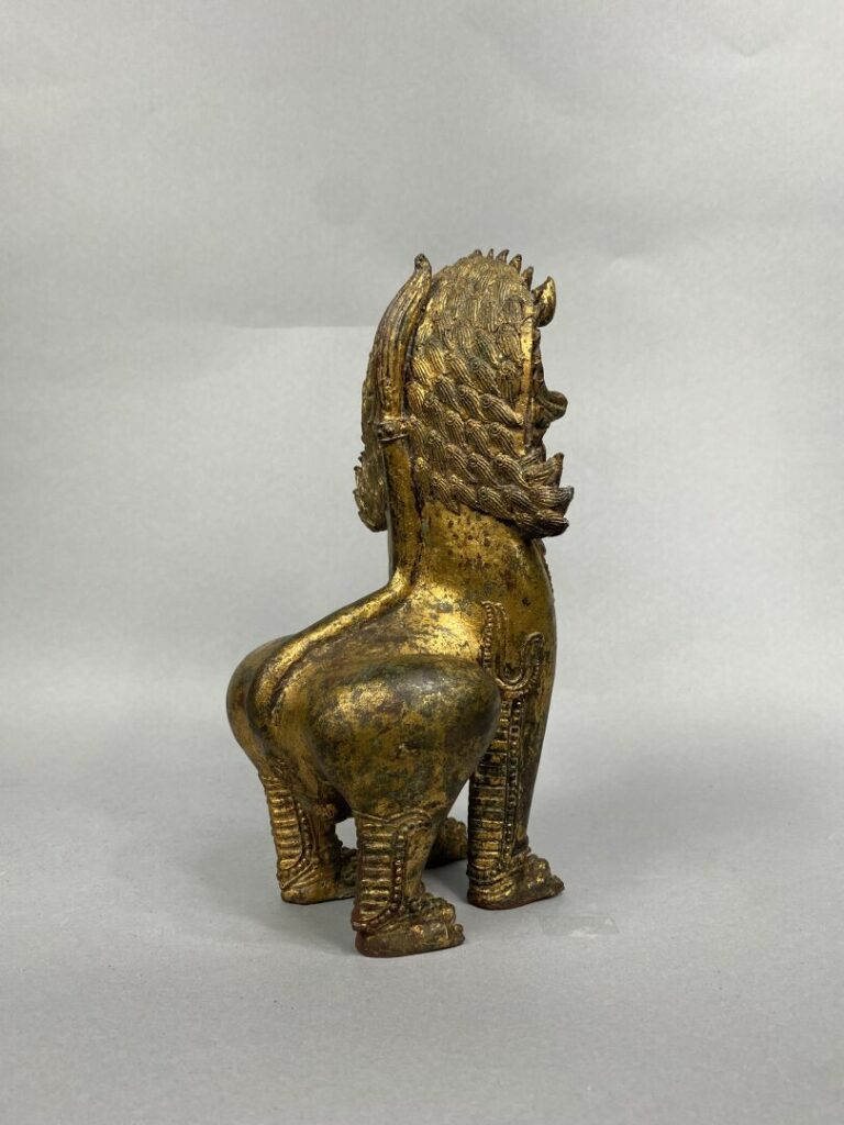 Thailande - XXe siècle - Statuette de lion en bronze laqué or, campé sur ses qu…