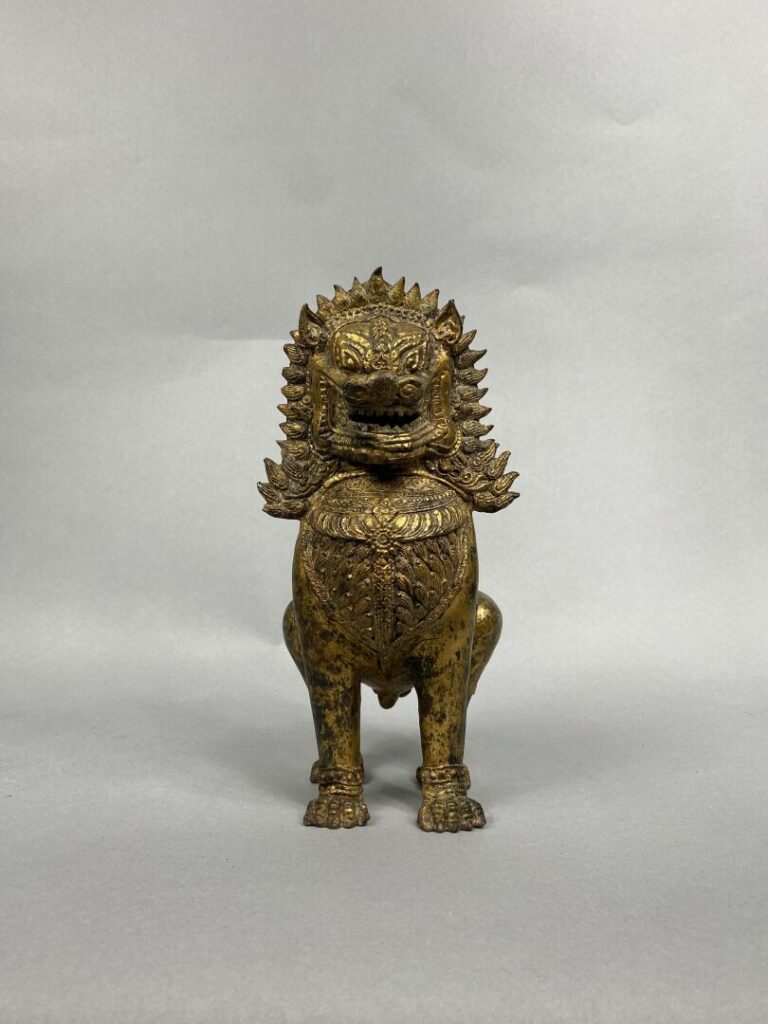 Thailande - XXe siècle - Statuette de lion en bronze laqué or, campé sur ses qu…