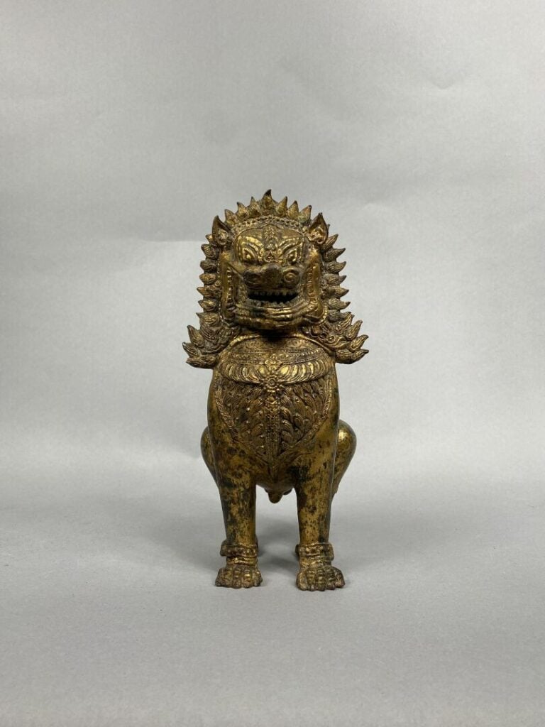 Thailande - XXe siècle - Statuette de lion en bronze laqué or, campé sur ses qu…