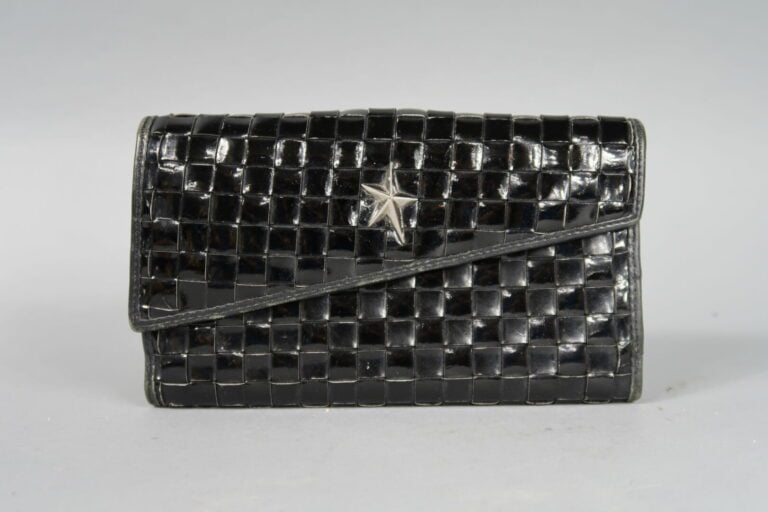 Thierry MUGLER - Pochette en cuir d'agneau noir à motif tressé verni - On joint…