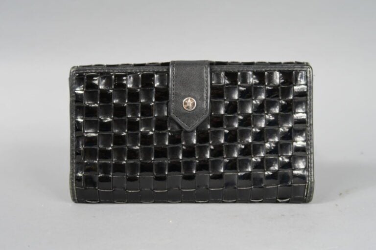 Thierry MUGLER - Pochette en cuir d'agneau noir à motif tressé verni - On joint…