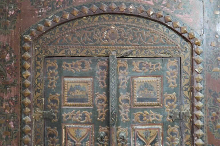 Travail oriental - Grande porte en bois peint et sculpté à décor de rinceaux fe…