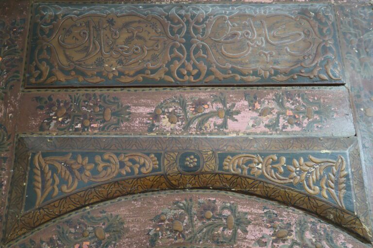 Travail oriental - Grande porte en bois peint et sculpté à décor de rinceaux fe…