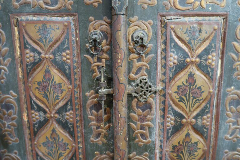 Travail oriental - Grande porte en bois peint et sculpté à décor de rinceaux fe…