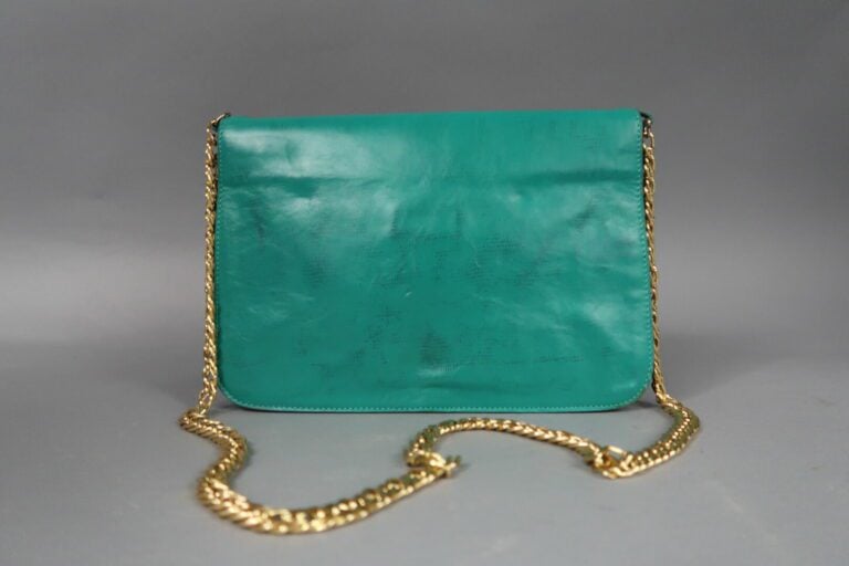 VERSACE - Sac en cuir turquoise 26 cm, chaîne bandoulière dorée, une poche zipp…