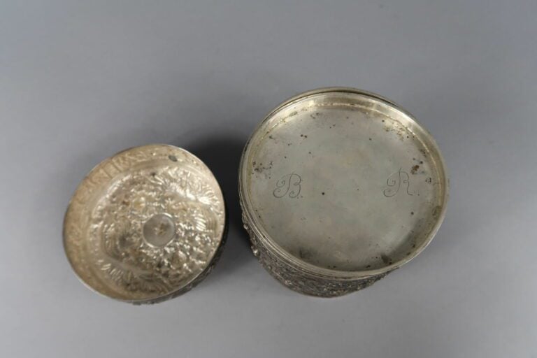Vietnam - Boite en argent bas titre à riche décor repoussé de scènes de bataill…
