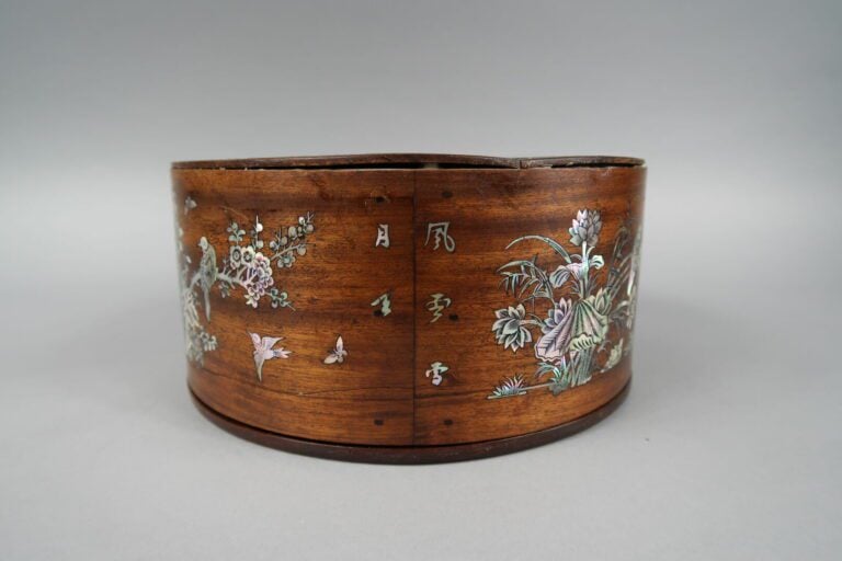 Vietnam - Boite ronde en bois avec incrustations de nacre à décor d'oiseaux bra…