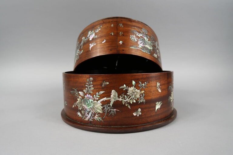 Vietnam - Boite ronde en bois avec incrustations de nacre à décor d'oiseaux bra…