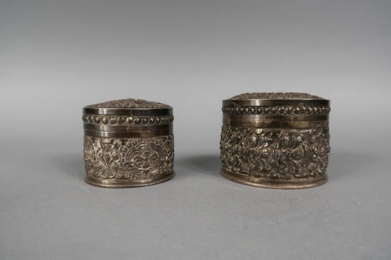 Vietnam - Ensemble de deux boites couvertes en argent (min. 800) à décor repous…