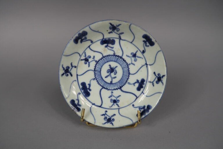 Vietnam - Ensemble de deux petites coupes en porcelaine émaillé bleu à décor de…
