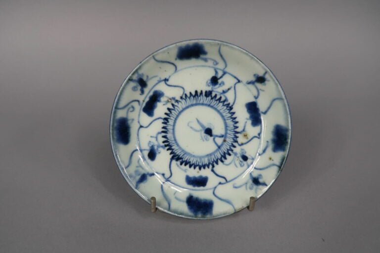 Vietnam - Ensemble de deux petites coupes en porcelaine émaillé bleu à décor de…