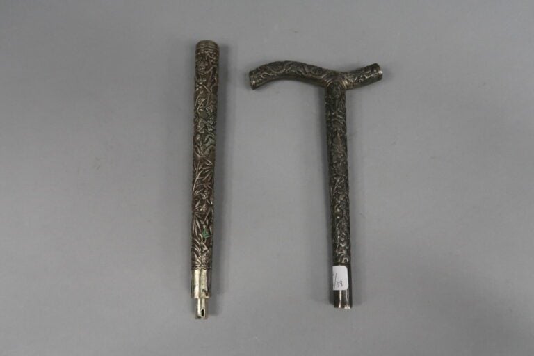 * Vietnam - Ensemble de deux pommeaux de canne en argent à décor ciselé de fleu…