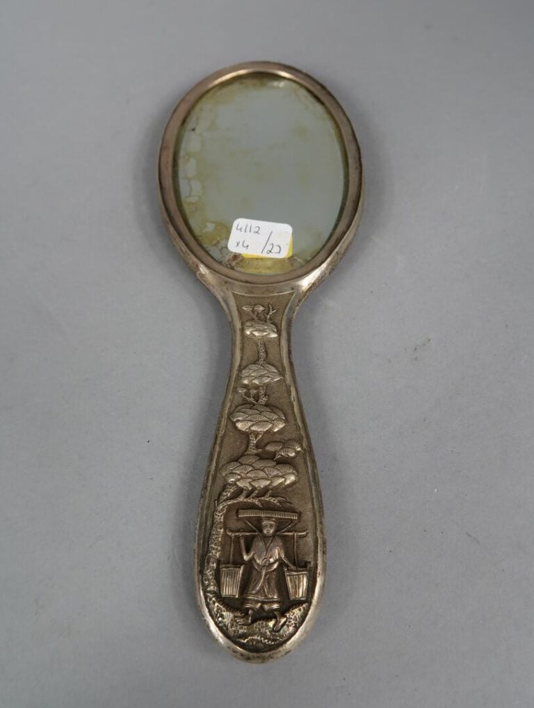 * Vietnam - Ensemble d'objets de toilette en argent bas titre à décor en léger…