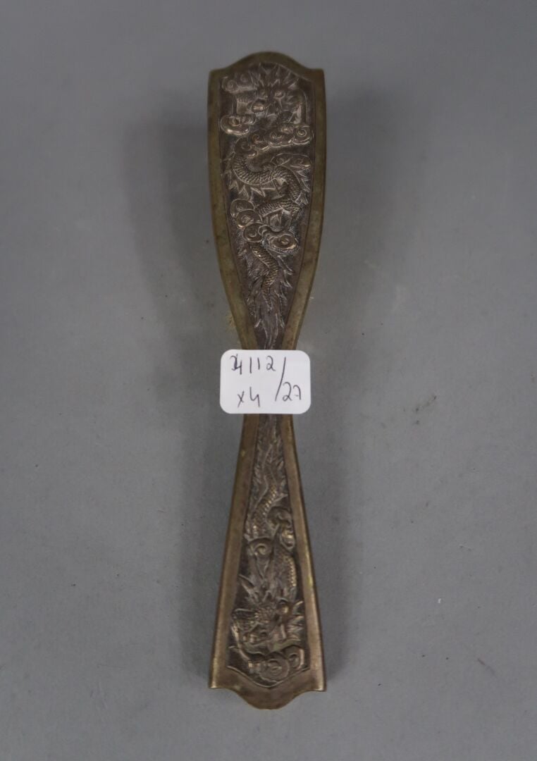 * Vietnam - Ensemble d'objets de toilette en argent bas titre à décor en léger…