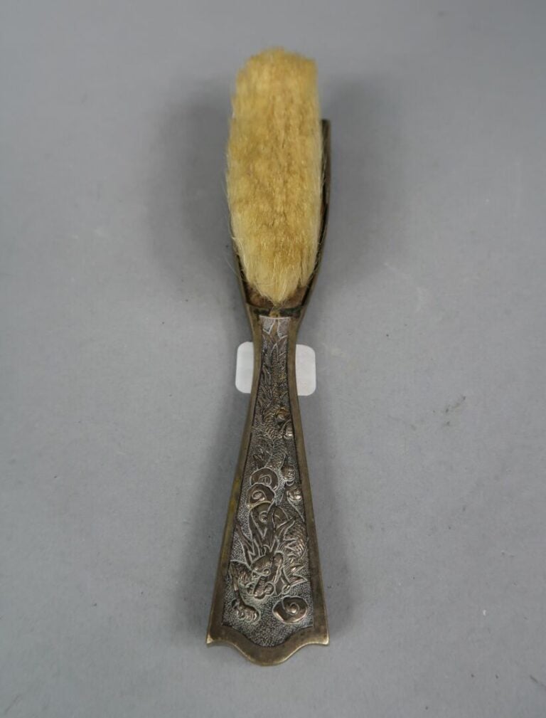 * Vietnam - Ensemble d'objets de toilette en argent bas titre à décor en léger…