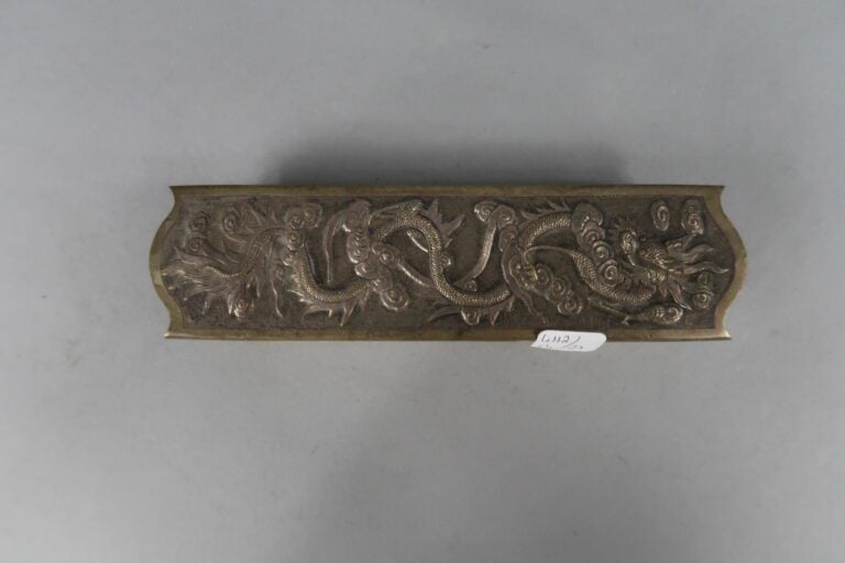 * Vietnam - Ensemble d'objets de toilette en argent bas titre à décor en léger…