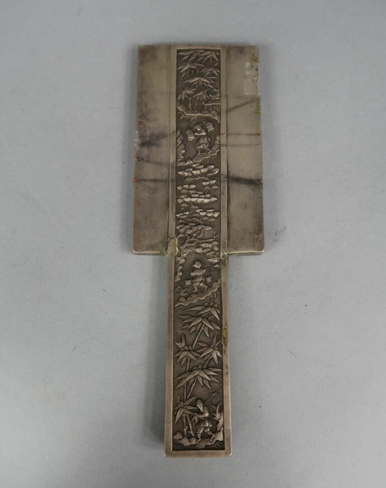 * Vietnam - Ensemble d'objets de toilette en argent bas titre à décor en léger…
