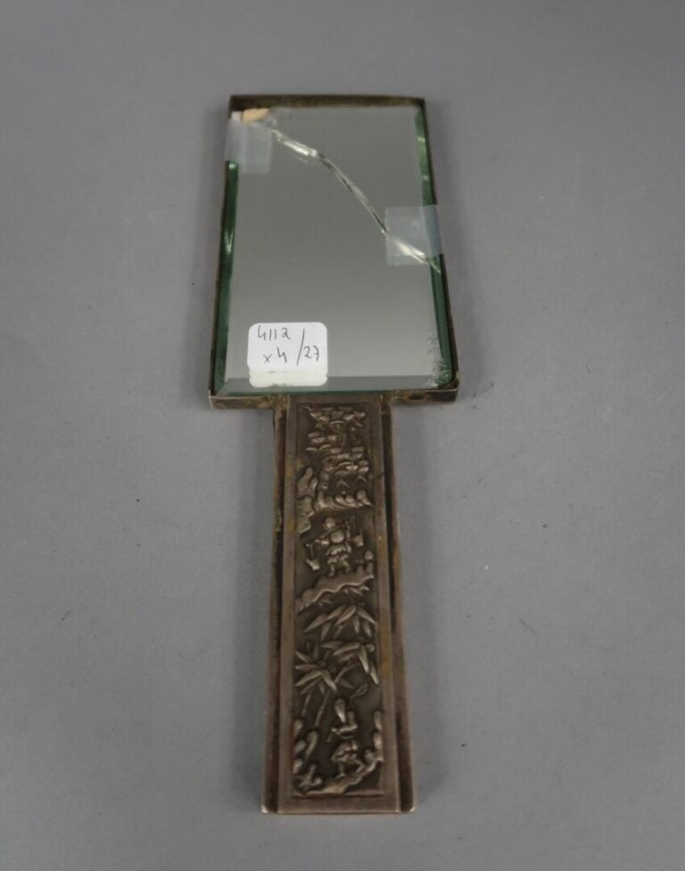 * Vietnam - Ensemble d'objets de toilette en argent bas titre à décor en léger…