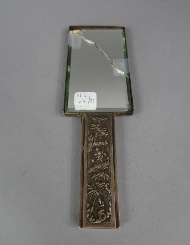 * Vietnam - Ensemble d'objets de toilette en argent bas titre à décor en léger…