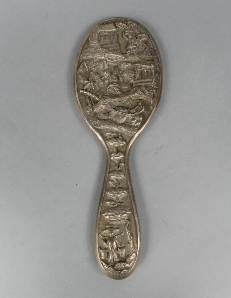 * Vietnam - Ensemble d'objets de toilette en argent bas titre à décor en léger…