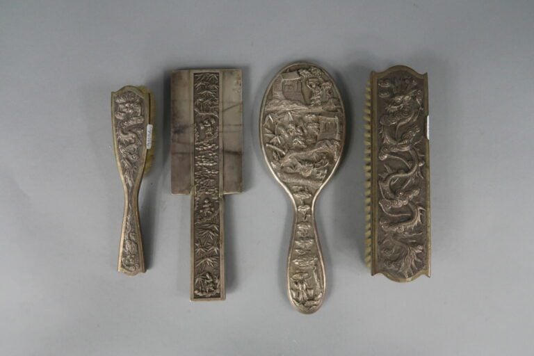 * Vietnam - Ensemble d'objets de toilette en argent bas titre à décor en léger…