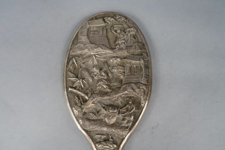 * Vietnam - Ensemble d'objets de toilette en argent bas titre à décor en léger…