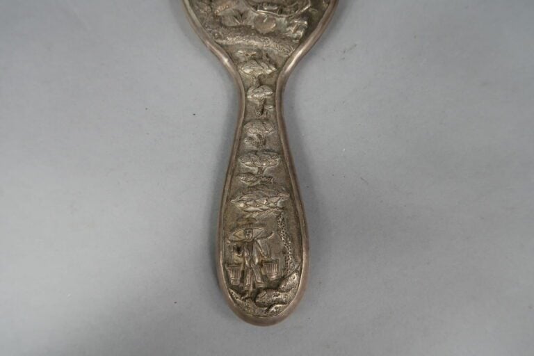* Vietnam - Ensemble d'objets de toilette en argent bas titre à décor en léger…