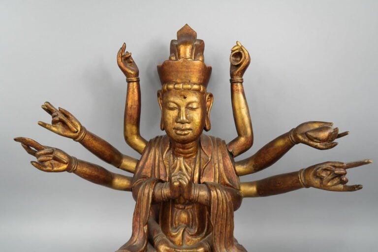 Vietnam, Fin XIXe siècle - Statue de boddhisattva à huit bras en bois laqué rou…