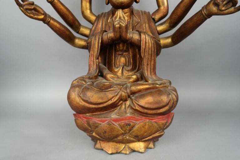Vietnam, Fin XIXe siècle - Statue de boddhisattva à huit bras en bois laqué rou…