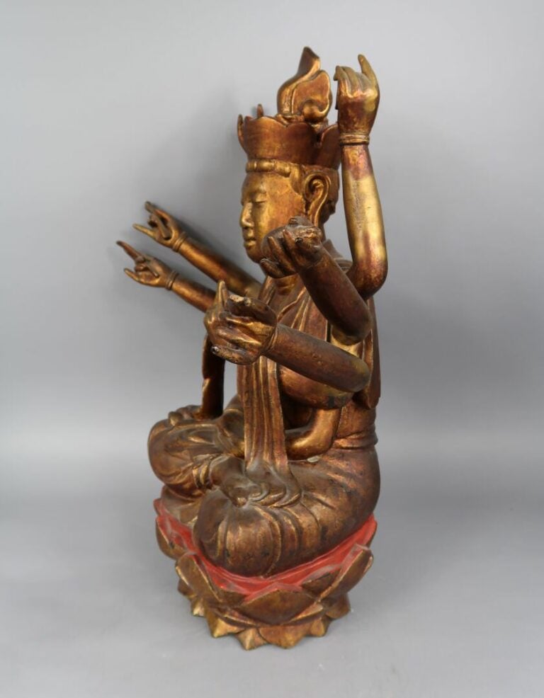 Vietnam, Fin XIXe siècle - Statue de boddhisattva à huit bras en bois laqué rou…