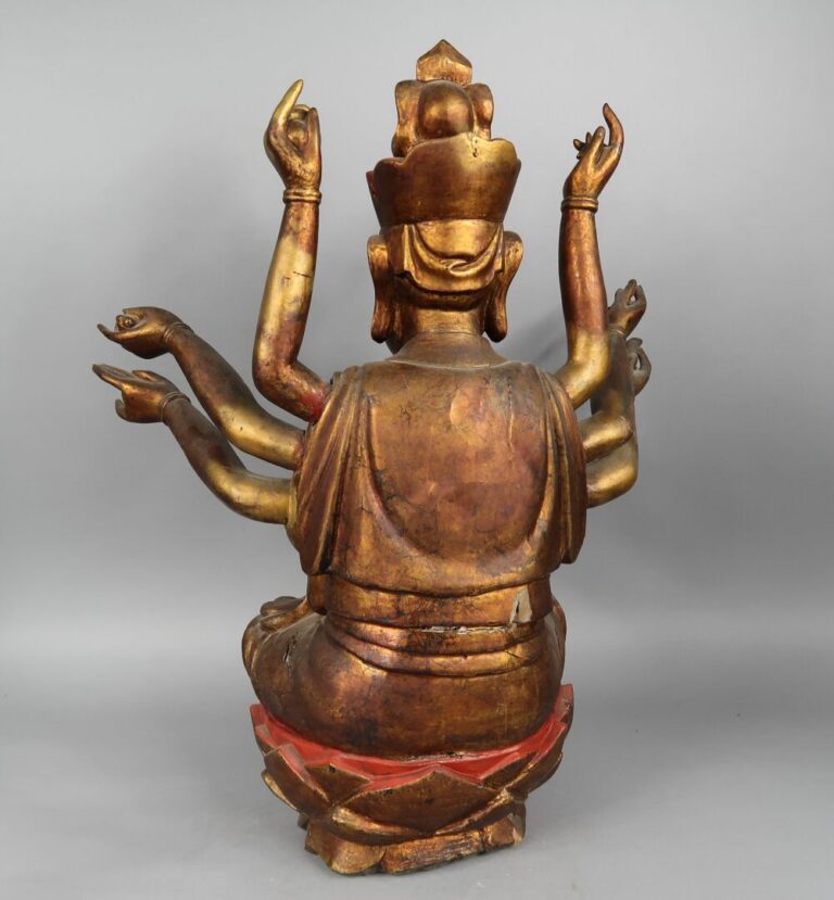 Vietnam, Fin XIXe siècle - Statue de boddhisattva à huit bras en bois laqué rou…
