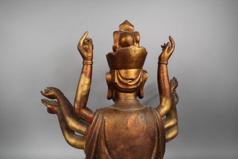 Vietnam, Fin XIXe siècle - Statue de boddhisattva à huit bras en bois laqué rou…