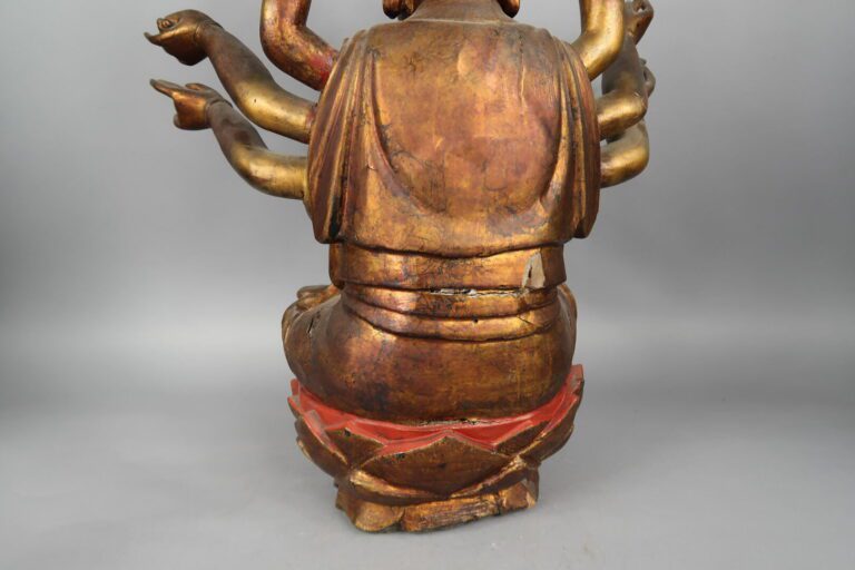 Vietnam, Fin XIXe siècle - Statue de boddhisattva à huit bras en bois laqué rou…