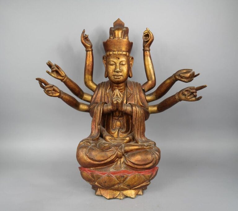 Vietnam, Fin XIXe siècle - Statue de boddhisattva à huit bras en bois laqué rou…