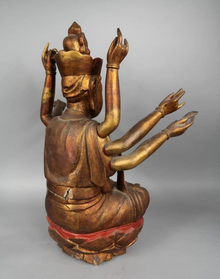 Vietnam, Fin XIXe siècle - Statue de boddhisattva à huit bras en bois laqué rou…