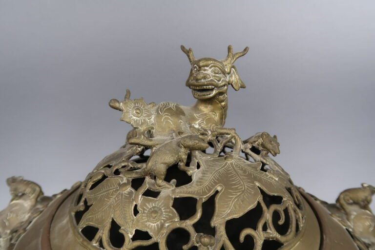 Vietnam - Grand brûle-parfum en bronze dépatiné et doré, à décor de rats parmi…