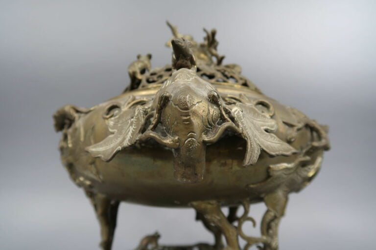 Vietnam - Grand brûle-parfum en bronze dépatiné et doré, à décor de rats parmi…