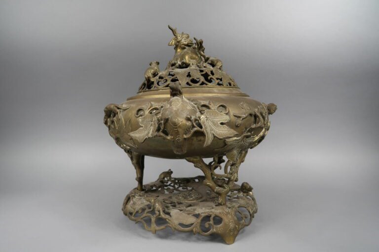 Vietnam - Grand brûle-parfum en bronze dépatiné et doré, à décor de rats parmi…